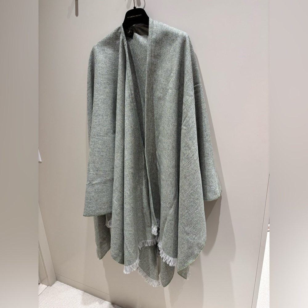 NWT Green Fringed Shawl poncho cape - pure new wool from Scotland